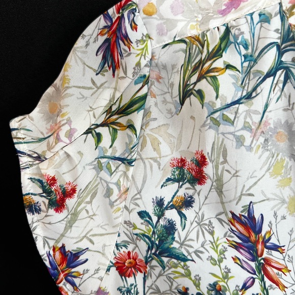 👚 Zara Basic V-Neck Floral Cap Sleeve Blouse | Size S EUC - Picture 2 of 5